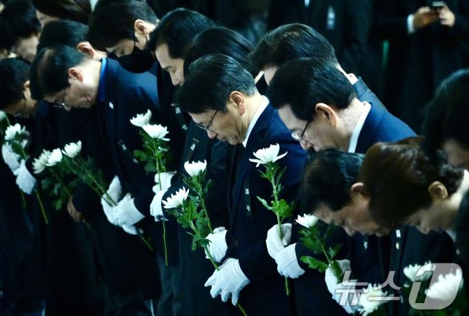 강기정 광주시장이 30일 오전 전남 무안군 무안종합스포츠파크에 마련된 ‘제주항공 여객기 참사 합동분향소’에서 이재명 더불어민주당 대표 등 민주당 지도부와 함께 참배 후 묵념을 하고 있다.(광주시 제공)2024.12.30/뉴스1 ⓒ News1 박준배 기자