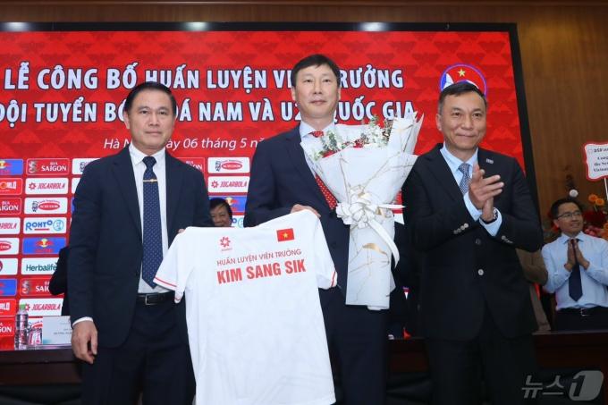 베트남 축구대표팀 사령탑으로 선임된 김상식 감독이 6일(한국시간) 하노이 베트남축구협회에서 열린 취임 기자회견에서 기념촬영을 하고 있다. (디제이매니지먼트 제공) 2024.5.6/뉴스1