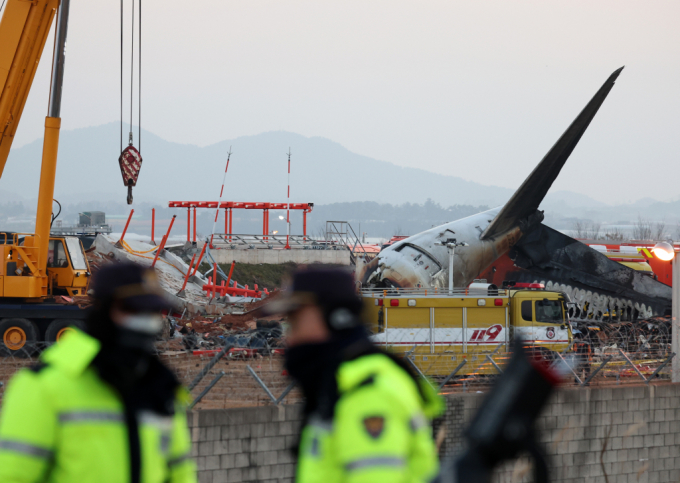 무안국제공항 제주항공 여객기 참사와 관련해 콘크리트 재질의 로컬라이저가 인명 피해를 키웠다는 지적이 제기되자 정부는 무안공항 로컬라이저가 규정에 따라 설치됐다고 주장했다. 31일 오전 전남 무안국제공항 제주항공 여객기 충돌 사고 현장에 사고 여객기와 충돌로 부서진 로컬라이저의 모습. /사진=뉴시스