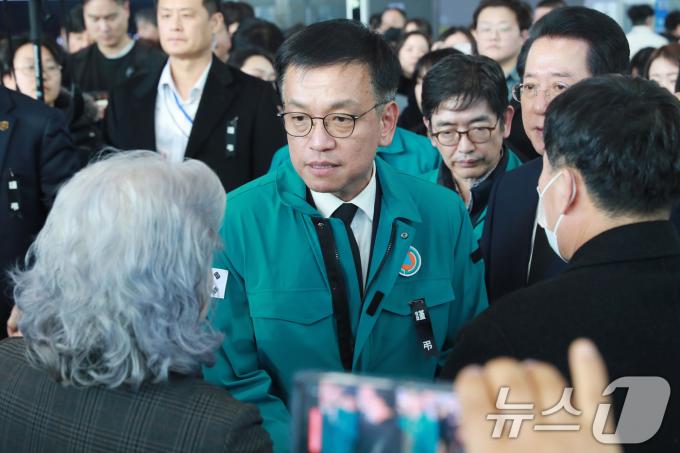 최상목 대통령 권한대행 부총리 겸 기획재정부 장관이 30일 오후 무안국제공항에서 제주항공 여객기 사고 탑승객 유가족들을 위로하고 있다. (공동취재) 2024.12.30/뉴스1 ⓒ News1 김성진 기자