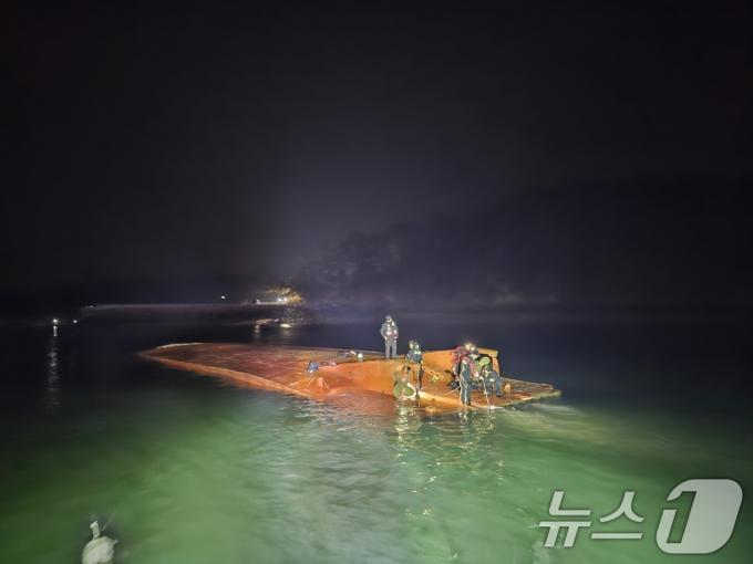 30일 충남 서산시 팔봉면 고파도 인근 해상에서 83t급 차도선이 전복돼 해경이 실종자 수색 작업을 벌이고 있다. (태안해양경찰서 제공) 2024.12.30/뉴스1 ⓒ News1 김진환 기자