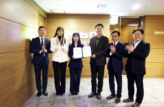 천창호 기보 이사(오른쪽 세번째)와 강혜영 UN SDGs협회 대표(오른쪽 네번째) 등 관계자들이 선정서 수여 후 기념촬영을 하고 있다./사진=기보