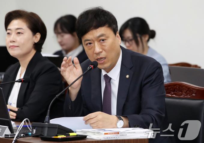 정성국 국민의힘 의원이 부산 금정구 부산대학교에서 열린 국회 교육위원회의 경남·부산·울산교육청에 대한 국정감사에서 질의하고 있다. 2024.10.18/뉴스1 ⓒ News1 윤일지 기자