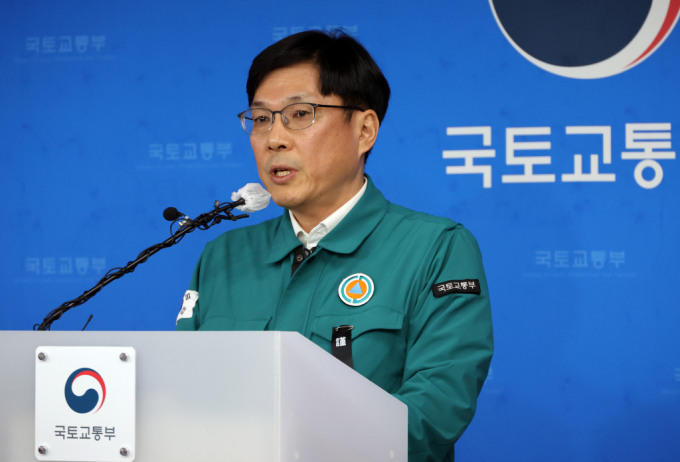 태국 방콕발제주항공 참사 수습을 진행 중인 무안국제공항이 폐쇄 기간을 다음달 7일까지로 연장했다. 사진은 31일 정부세종청사에서 주종완 국토교통부 항공정책실장이 브리핑을 진행 중인 모습. /사진=뉴시스