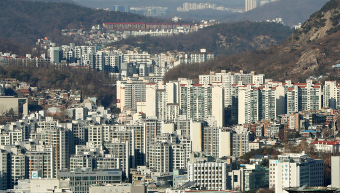 11월 '악성 미분양'으로 분류되는 준공 후 미분양 아파트가 서울에서 15.3% 증가한 것으로 나타났다. 사진은 31일 서울 중구 남산에서 바라본 서울시내 아파트./사진=뉴시스