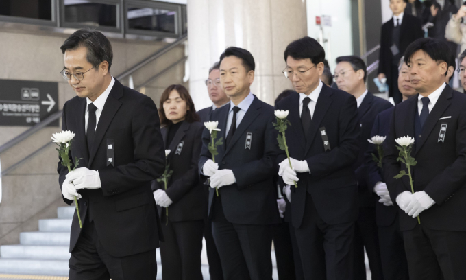김동연 지사(맨 앞) 등 경기도 부시장단‧실국장이 31일 수원역에 마련한 합동분양소를 방문, 헌화하고 있다. 사진제공=경기도  