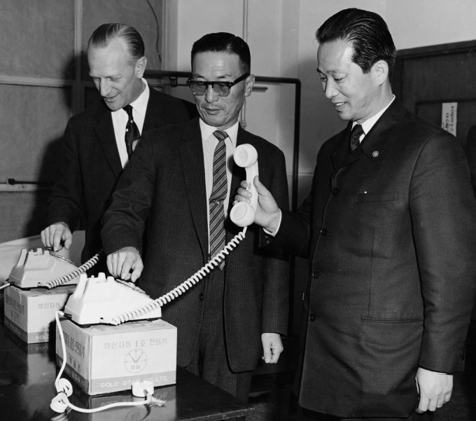1961년 국내 최초 국산화 한 자동전화기로 시험통화하고 있는 연암 구인회 회장(사진 가운데). / 사진=LG그룹
