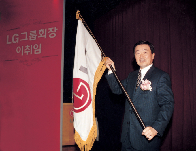 1995년 2월 22일 LG 회장 이취임식에서 구본무 신임 회장이 LG 깃발을 흔들고 있다. / 사진=LG그룹