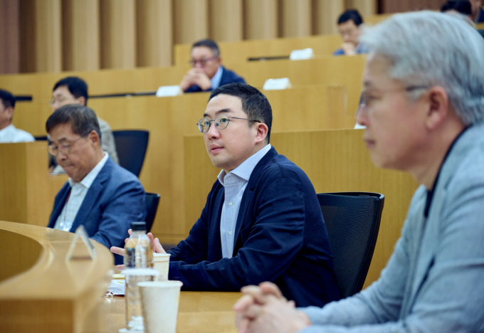 구광모 LG그룹 회장(가운데)이 지난해 9월25일 경기도 이천 LG인화원에서 열린 사장단 워크숍에 참석했다. / 사진=LG그룹 /사진=(서울=뉴스1) 김재현 기자