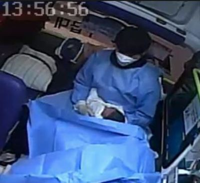 청송소방서 대원이 이송 중 출산한 아이를 안고 있다./사진제공=청송소방서