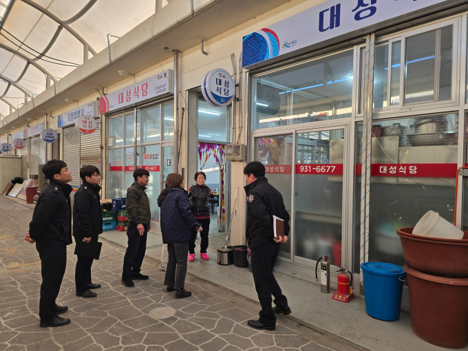 합천군이 민생경제와 안정을 위해 관련 대책본부를 가동하는 등 민생안정을 위해 행정력을 총동원할 계획이라고 31일 밝혔다. 사진은 군 관계자들이 전통시장을 방문해 상인들과 직접 소통하고 있는 모습./사진=합천군