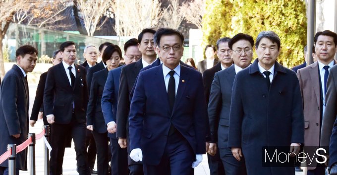 [머니S픽] 崔 대행, 국무위원들과 '제주항공참사' 합동분향소 조문