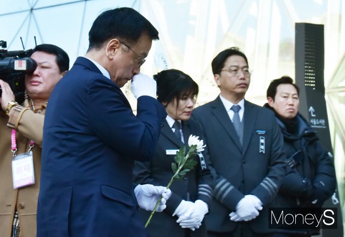 ▲ 헌화하로 이동하는 최상목 대통령 권한대행