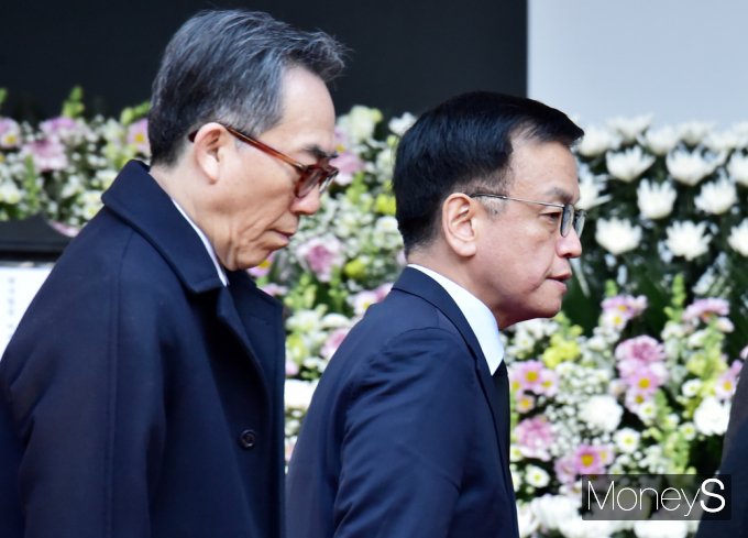▲ 분향소 나서는 최상목 대통령 권한대행