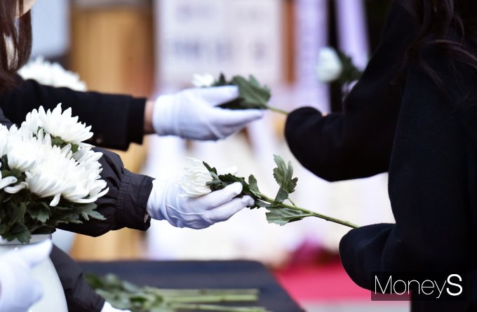 [머니S포토] 제주항공참사 분향소, 애통하는 마음으로 모인 시민들