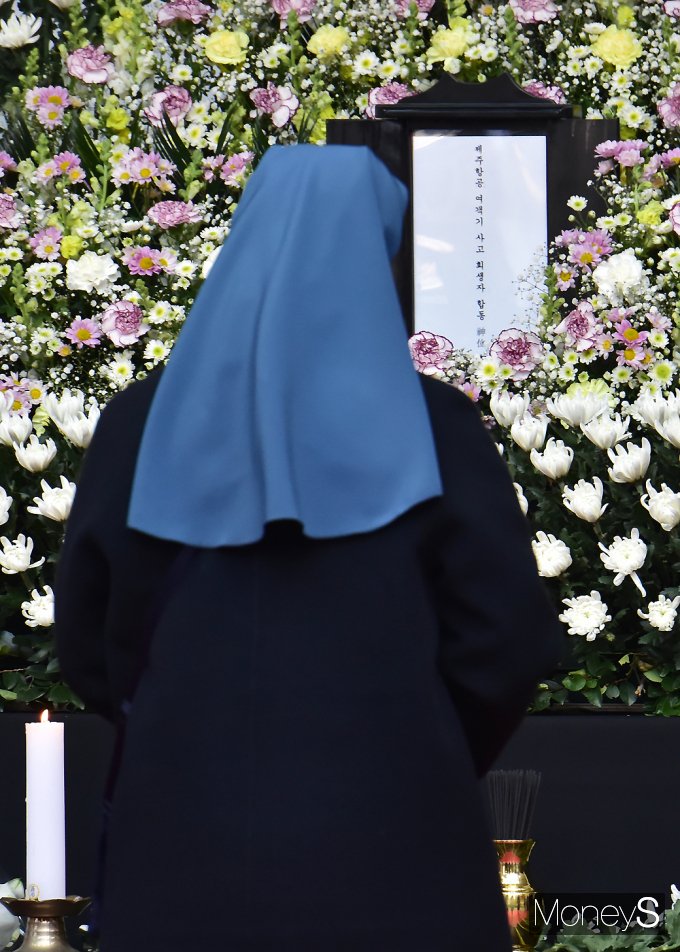 [머니S포토] '서울시 합동분향소' 조문하는 수녀님