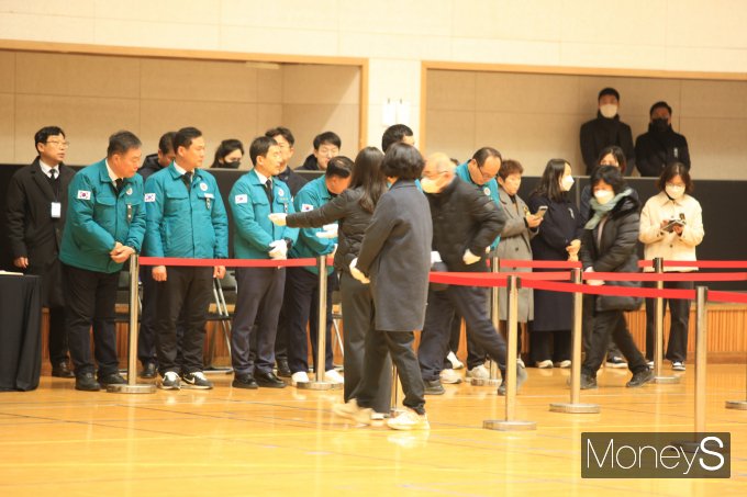 [머니S 포토] 무안 제주항공 참사 조문객 맞는 김산군수와 이호성 의장