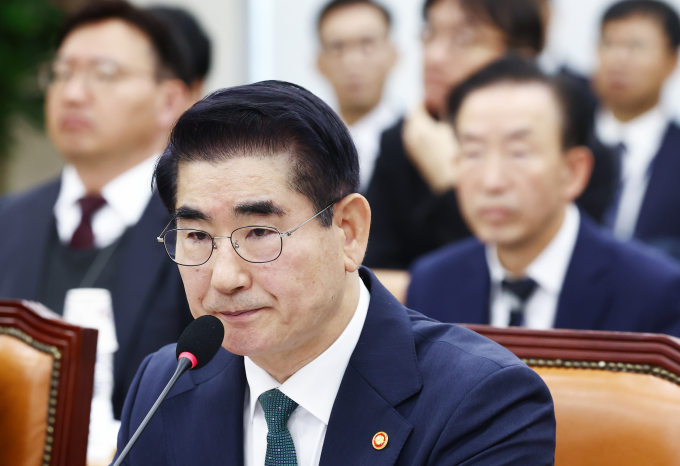 법원이 '12·3 비상계엄 사태' 중요임무 종사 및 직권 남용 권리행사 등의 혐의를 받는 김용현 전 국방장관의 1차 공판준비기일을 다음달 16일로 정했다. 사진은 김 전 장관이 지난달 28일 서울 여의도 국회에서 열린 국방위원회 전체회의에 참석한 모습. /사진=뉴스1