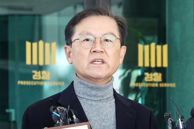 윤석열 대통령 측이 31일 발부된 체포영장에 대해 헌법재판소에 권한쟁의심판을 청구하고 효력정지 가처분을 신청할 예정이다. 사진은 윤석열 대통령의 법률대리인 윤갑근 변호사가 31일 서울 서초구 서울고등검찰청 앞에서 윤 대통령에 대한 법원의 체포영장 발부 관련 입장을 밝히는 모습. /사진=뉴스1