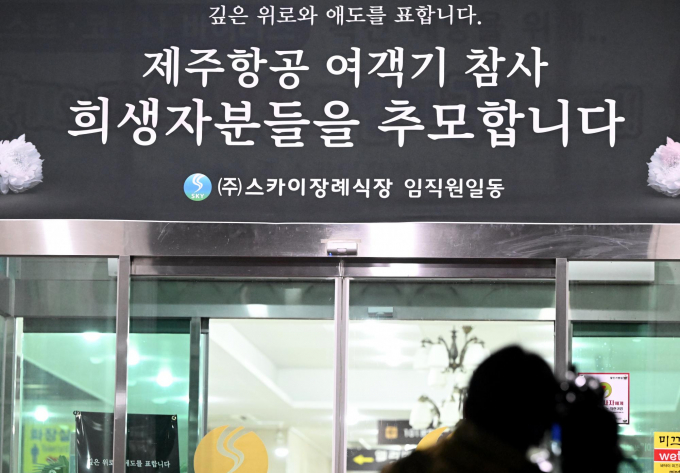 무안국제공항 제주항공 참사 태국인 희생자의 한국인 남편이 아내의 유골함을 들고 처가를 방문하고 싶다고 말했다. 사진은 지난 30일 광주 지역 참사 희생자의 시신이 첫 안치된 광주 광산구 한 장례식장에 추모 현수막이 거치된 모습. /사진=뉴시스