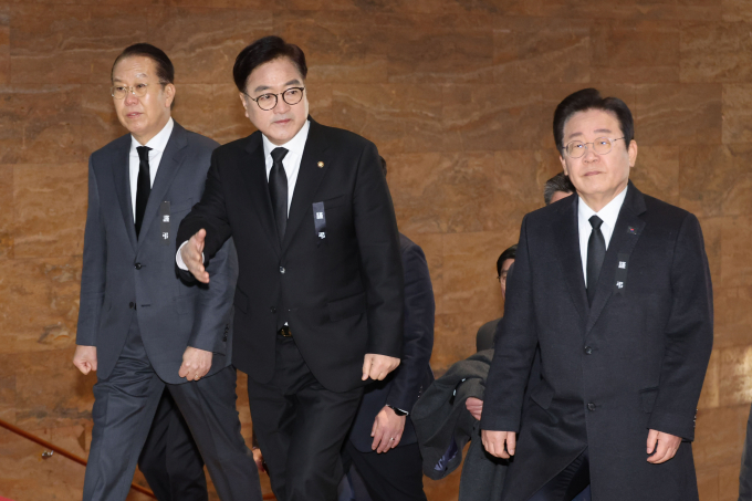 여·야가 전남 무안국제공항 제주항공 참사와 관련해 국회 차원의 대책위원회와 국정 협의체를 구성할 예정이다. 사진은 우원식 국회의장(가운데)과 권영세 국민의힘 비상대책위원장(왼쪽), 이재명 더불어민주당 대표가 31일 서울 여의도 국회에서 무안 제주항공 합동분향소 조문을 마치고 국회의장 주재 여·야 대표 회동을 위해 이동하는 모습. /사진=뉴시스