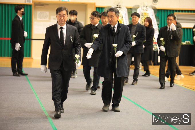 [머니S 포토] 무안 제주항공 참사 헌화하는 송하철 목포대 총장