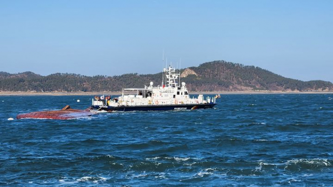 충남 서산 고파도 인근 해상 선박 전복 사고 실종자 가운데 1명이 추가로 발견됐다. 사진은 31일 충남 서산시 팔봉면 고파도리 인근 해상에 전복된 배 주변에 태안해양경찰서 구조선이 실종자를 찾는 모습. /사진=뉴시스