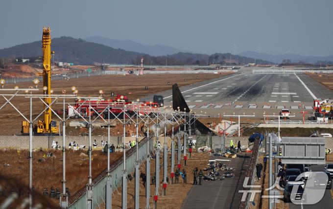 31일 오전 전남 무안국제공항 제주항공 여객기 참사 현장에 사고 여객기와 충돌로 부서진 방위각 시설(로컬라이저), 대형크레인 등이 보이고 있다. 2024.12.31/뉴스1 ⓒ News1 김민지 기자