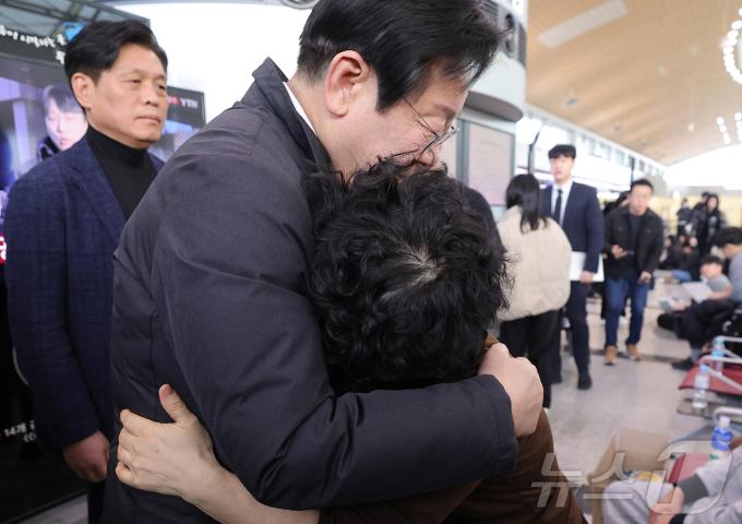 이재명 더불어민주당 대표가 31일 전남 무안군 무안국제공항 터미널을 찾아 제주항공 여객기 사고 희생자 유가족을 위로하고 있다. (공동취재) 2024.12.31/뉴스1 ⓒ News1 김성진 기자
