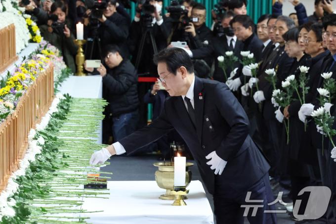 제주항공여객기참사 발생 이틀째인 30일 전남 무안 스포츠파크에 차려진 합동 분향소에서 이재명 더불어민주당 대표가 조문하고 있다. (공동취재) 2024.12.30/뉴스1 ⓒ News1 김민지 기자