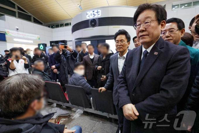 [뉴스1 PICK]이재명, 사흘 연속 무안공항서 유가족 위로…애로사항 청취