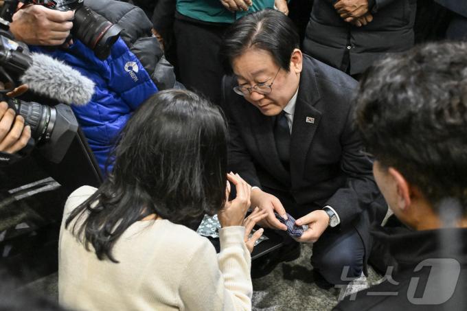 [뉴스1 PICK]이재명, 사흘 연속 무안공항서 유가족 위로…애로사항 청취