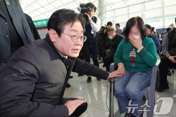 이재명 더불어민주당 대표가 31일 전남 무안군 무안국제공항 터미널을 찾아 제주항공 여객기 사고 희생자 유가족을 위로하고 있다. (공동취재) 2024.12.31/뉴스1 ⓒ News1 김성진 기자