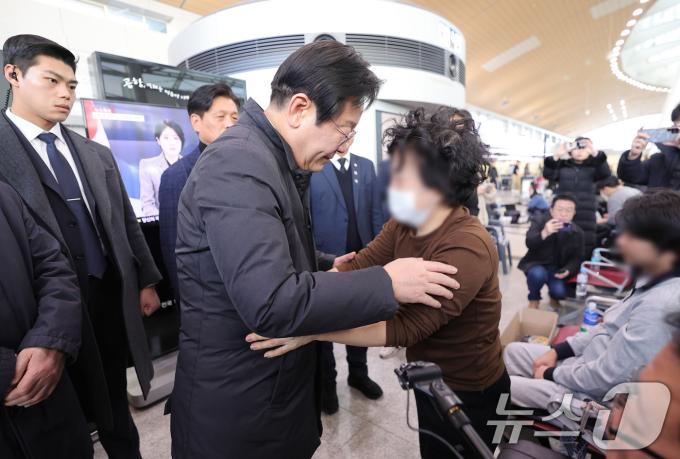 이재명 더불어민주당 대표가 31일 전남 무안군 무안국제공항 터미널을 찾아 제주항공 여객기 사고 희생자 유가족을 위로하고 있다. (공동취재) 2024.12.31/뉴스1 ⓒ News1 김성진 기자