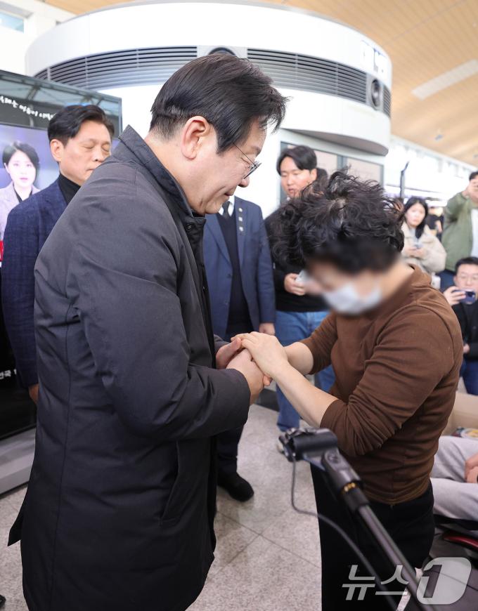 이재명 더불어민주당 대표가 31일 전남 무안군 무안국제공항 터미널을 찾아 제주항공 여객기 사고 희생자 유가족을 위로하고 있다. (공동취재) 2024.12.31/뉴스1 ⓒ News1 김성진 기자