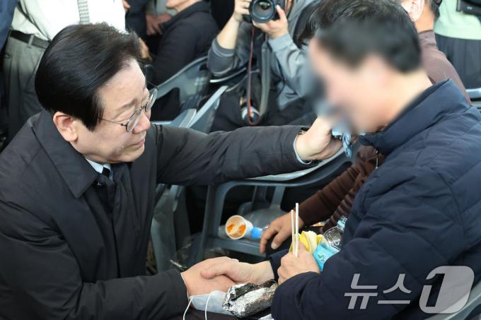 이재명 더불어민주당 대표가 30일 제주항공 여객기 참사가 일어난 전남 무안국제공항을 찾아 유가족을 위로하고 있다. (공동취재) 2024.12.30/뉴스1 ⓒ News1 김성진 기자