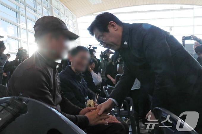 이재명 더불어민주당 대표가 30일 오후 무안국제공항에서 제주항공 여객기 사고 탑승객 유가족을 위로하고 있다.(공동취재) 2024.12.30/뉴스1 ⓒ News1 김성진 기자