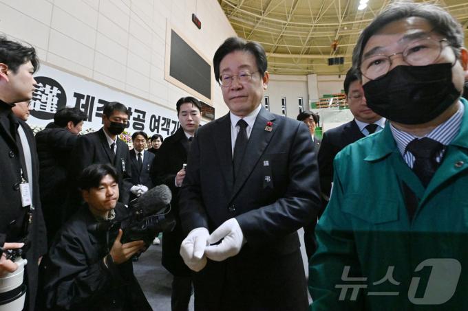 이재명 더불어민주당 대표가 30일 전남 무안군 무안종합스포츠파크에 마련된 제주항공 여객기 사고 희생자 합동분향소를 찾아 헌화·묵념을 마치고 이동하고 있다. (공동취재) 2024.12.30/뉴스1 ⓒ News1 김민지 기자