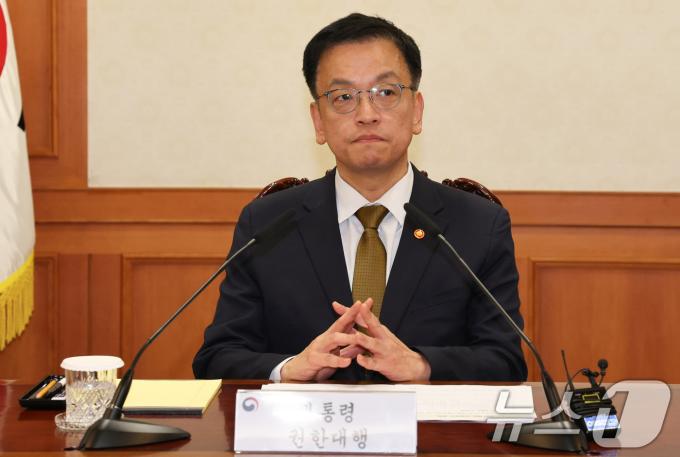 최상목 대통령 권한대행 부총리 겸 기획재정부장관이 27일 서울 종로구 정부서울청사에서 열린 국가안전보장회의(NSC)에서 생각에 잠겨 있다. 2024.12.27/뉴스1 ⓒ News1 허경 기자