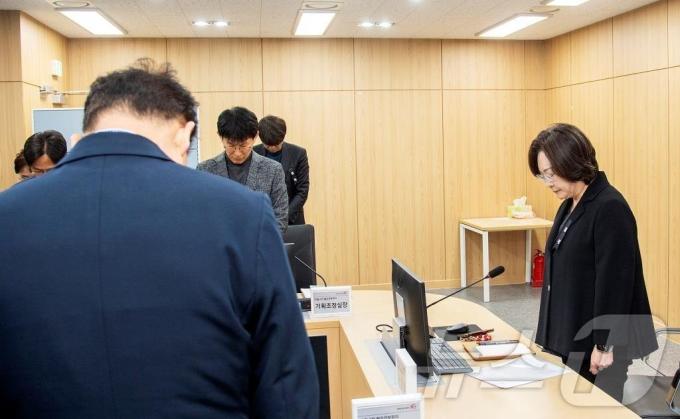 박희영 구청장과 용산구 직원들이 회의에서 묵념하는 모습. (용산구 제공)