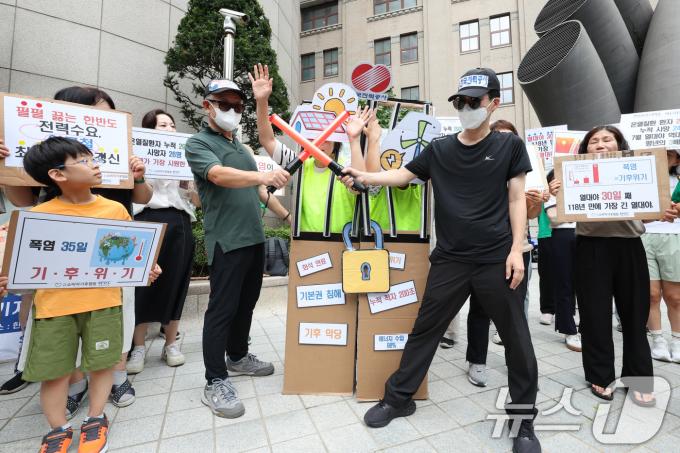 기후솔루션 회원이 서울 중구 한국전력 서울본부 앞에서 가진 소비자 녹색전기 선택권 보장 헌법소원 청구 기자회견에서 녹색전기 거래 허용을 촉구하는 퍼포먼스를 하고 있다. ⓒ News1 신웅수 기자