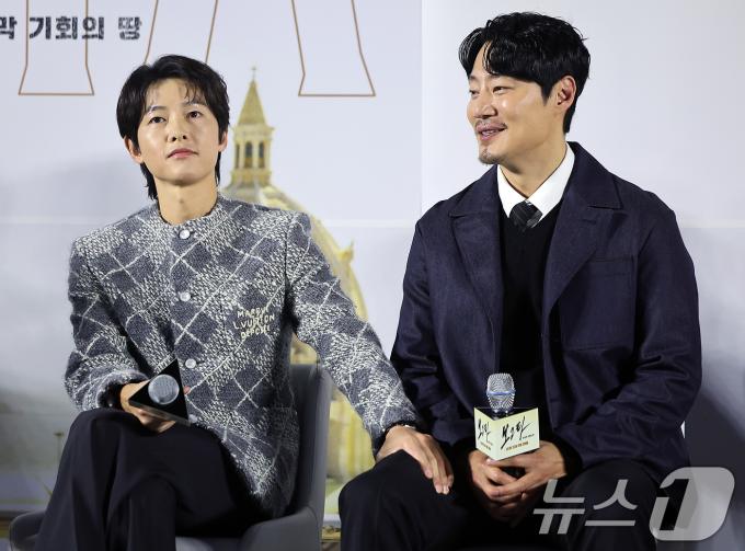배우 송중기와 이희준(오른쪽) 2024.12.6/뉴스1 ⓒ News1 김진환 기자
