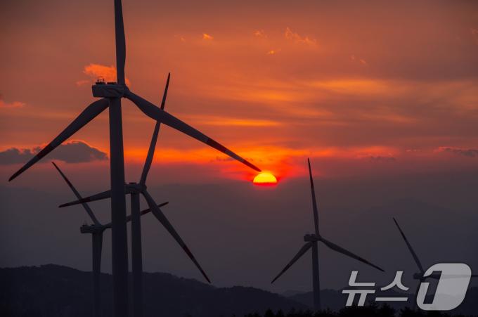 지난 29일 경남 거창군 남상면 감악산 별바람언덕 풍력단지 너머로 다사다난했던 2024년 갑진년(甲辰年) 한 해가 저물어가고 있다. (거창군 제공) 2024.12.30/뉴스1