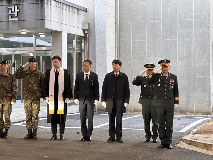 이준석 개혁신당 의원(사진 왼쪽 다섯번째)이 31일 경기 국군수도병원에서 열린 故 김도현 상병 영결식에 참석했다. 김상욱 국민의힘 의원(왼쪽 네 번째)도 참석했다.(이준석 의원실 제공)