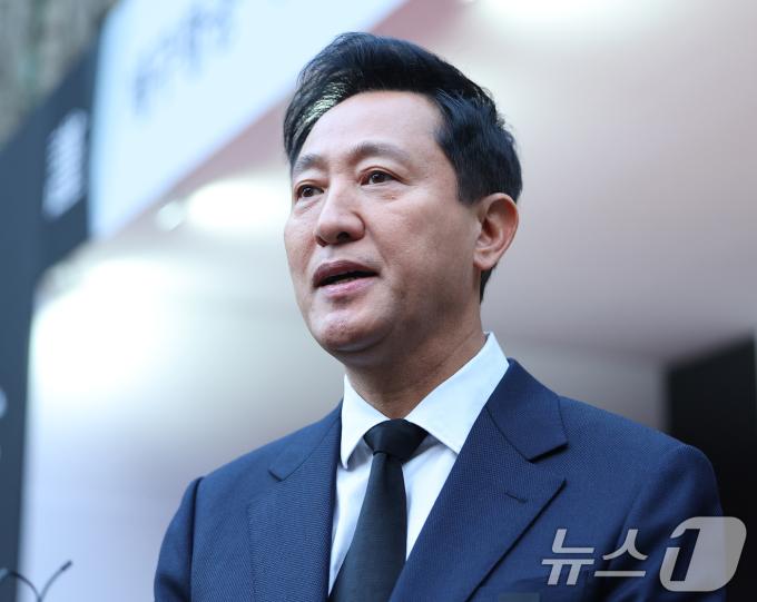 오세훈 서울시장이 31일 오전 서울 중구 서울시청 앞에 마련된 제주항공 여객기 사고 희생자 합동분향소에서 조문을 마치고 취재진 질문에 답하고 있다. (공동취재) 2024.12.31/뉴스1 ⓒ News1 이동해 기자