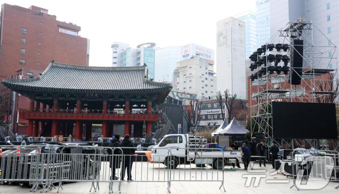 30일 서울 종로구 보신각 일대에서 역대 최대 규모의 '제야의종 타종행사'를 앞두고 관계자들이 준비를 하고 있다. 2024.12.30/뉴스1 ⓒ News1 김명섭 기자