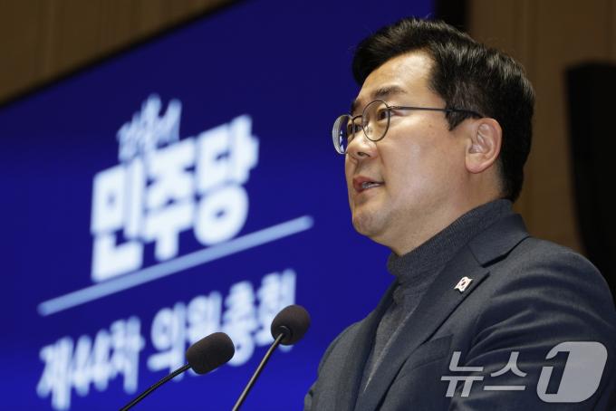박찬대 더불어민주당 원내대표가 27일 오후 서울 여의도 국회에서 열린 의원총회에 참석해 모두 발언하고 있다. 2024.12.27/뉴스1 ⓒ News1 안은나 기자