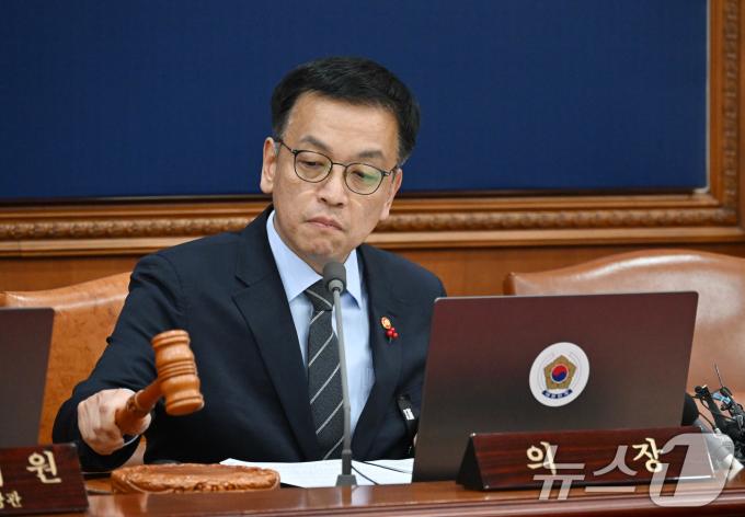 최상목 대통령 권한대행 부총리 겸 기획재정부 장관이 31일 서울 종로구 정부서울청사에서 열린 국무회의에서 의사봉을 두드리며 개의를 선언하고 있다. (기획재정부 제공)2024.12.31/뉴스1 ⓒ News1 박세연 기자