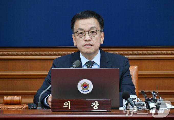 최상목 대통령 권한대행 부총리 겸 기획재정부 장관이 31일 서울 종로구 정부서울청사에서 열린 국무회의에서 모두발언을 하고 있다. (기획재정부 제공)2024.12.31/뉴스1