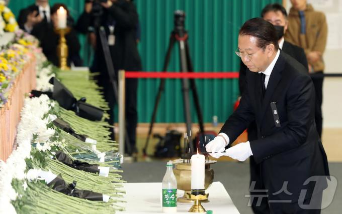 권영세 국민의힘 비상대책위원장이 30일 오후 전남 무안군 무안종합스포츠파크에 마련된 제주항공 여객기 사고 희생자 합동분향소에서 조문을 하고 있다. (공동취재) 2024.12.30 ⓒ News1 김민지 기자